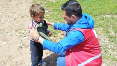 Kızılay Doğubayazıt gönüllülerinden giyimi yardımı