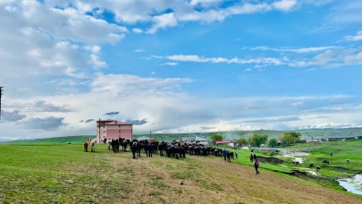 Ağrı’da Havaların Isınmasıyla Meralarda Renkli Görüntüler Oluştu