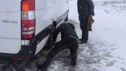 Erzurum Palandöken geçidinde ulaşıma kar ve tipi engeli