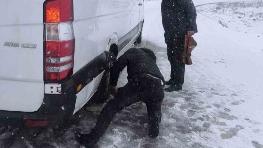 Erzurum Palandöken geçidinde ulaşıma kar ve tipi engeli