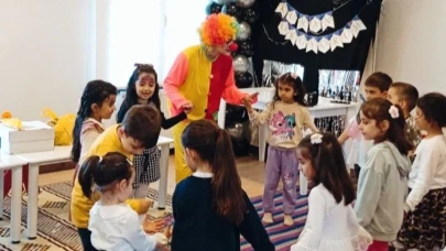 Gönüllü gençler çocukları renklendirdiler
