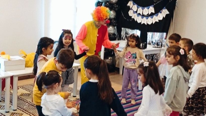 Gönüllü gençler çocukları renklendirdiler