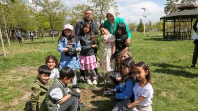 Van'da ilkokul öğrencileri iklim değişikliğine dikkat çekmek için fidan dikti
