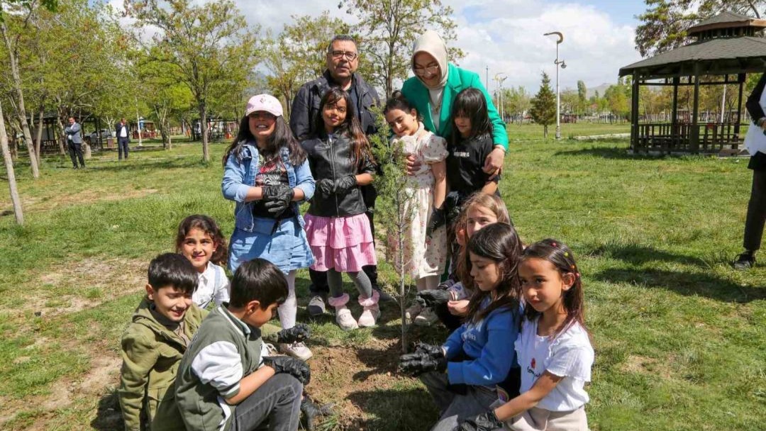 Van'da ilkokul öğrencileri iklim değişikliğine dikkat çekmek için fidan dikti