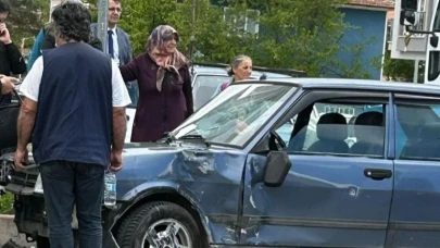 Erzincan’da otomobil ile motosiklet çarpıştı