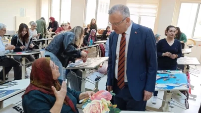 Tazelenme Üniversitesi öğrencileri el sanatları atölyesinde