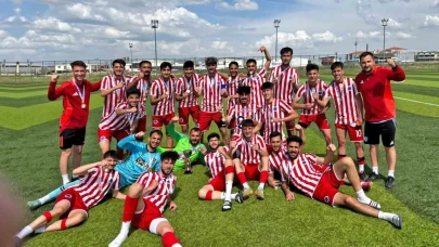 Atatürk Üniversitesi futbol takımı şampiyon olarak Süper Lig’e yükseldi