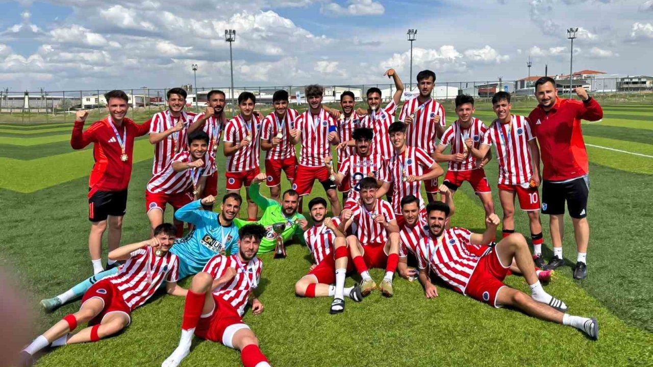 Atatürk Üniversitesi futbol takımı şampiyon olarak Süper Lig’e yükseldi