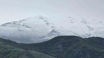 Tatvan’da mayıs ayında kar sürprizi: Nemrut ve yüksek kesimler beyaza büründü