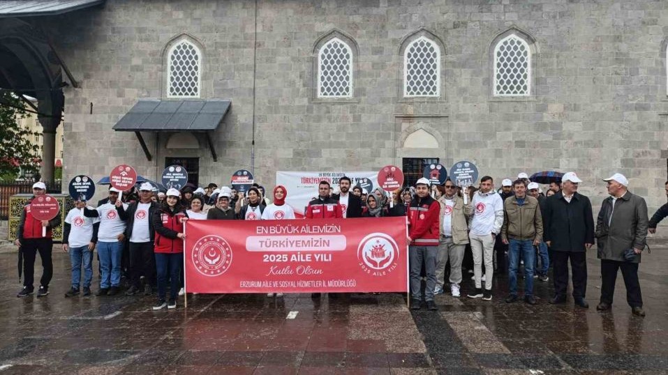 Aile yılı kortej yürüyüşü yağmura rağmen gerçekleşti