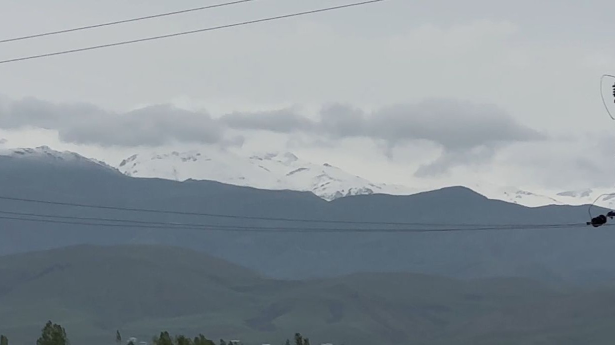 Yüksekova’da sağanak ve kar yağışı etkili oldu