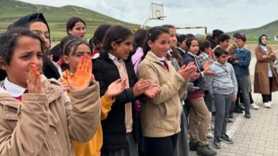 Ağrı'nın Diyadin ilçesinde öğrencilere moral konseri