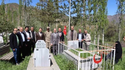 Erzurum'da şehide kabri başında anma