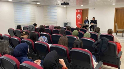 Refahiye'de "Kariyer Günleri Projesi" kapsamında üniversite öğrencilerine seminer düzenlendi