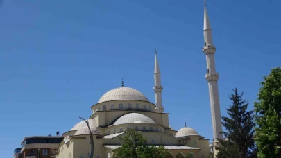Asırlık Hazreti Ömer Camii’nde son cuma namazı kılındı