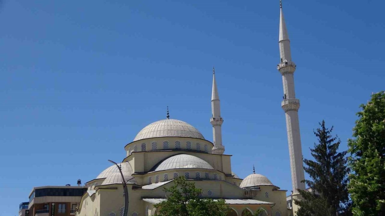 Asırlık Hazreti Ömer Camii’nde son cuma namazı kılındı