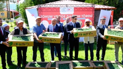 İl Tarım yetkilileri çiftçilere domates fidesi dağıtımı yaptı
