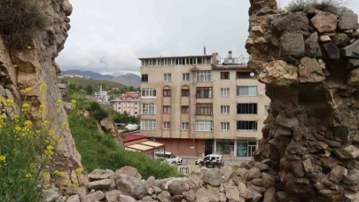 Tarihi Oltu Kalesi yıkılma tehlikesiyle karşı karşıya