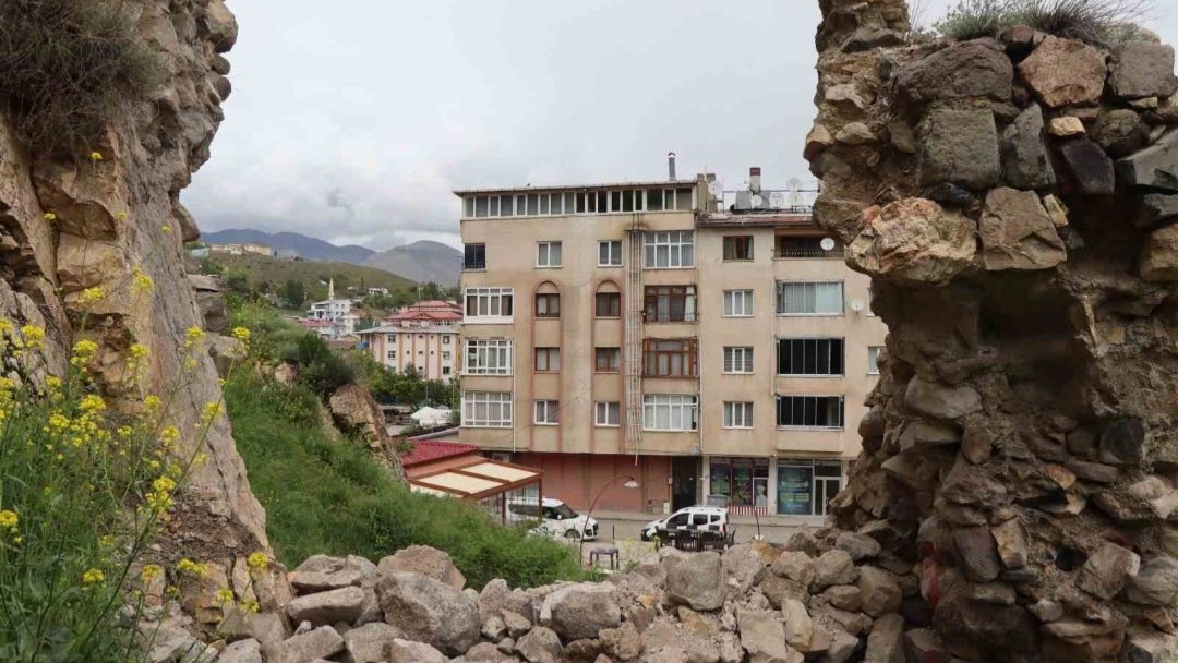 Tarihi Oltu Kalesi yıkılma tehlikesiyle karşı karşıya