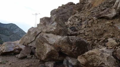 Dev kayalar yolu ulaşıma kapandı
