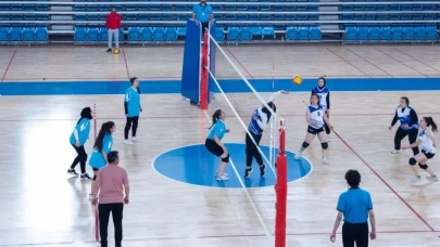 Erzincan Binali Yıldırım Üniversitesi'nde Bahar Şenlikleri spor müsabakaları devam ediyor