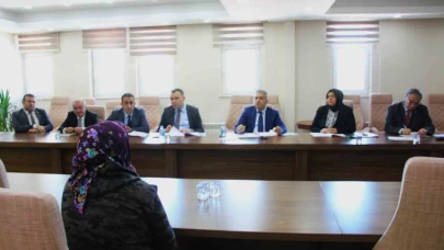 Vali Çiçek, Halk gününde vatandaşların sorunlarını dinliyor