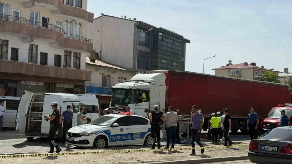 Tırın çarptığı kadın hayatını kaybetti