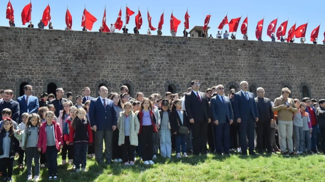 Erzurumlu gençlerden ecdada vefa