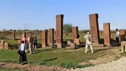 Bitlis Ahlat’ta turizm sezonu hareketliliği: Selçuklu Meydan Mezarlığı ziyaretçi akınına uğruyor