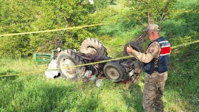 Erzincan’da devrilen traktörün altında kalan sürücü hayatını kaybetti