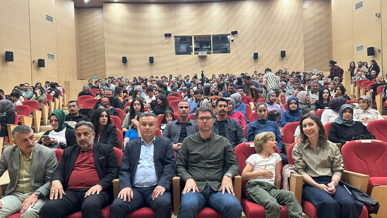 Van’ın Erciş İlçesinde 19 Mayıs Coşkusu Gençlik Konseriyle Zirveye Ulaştı