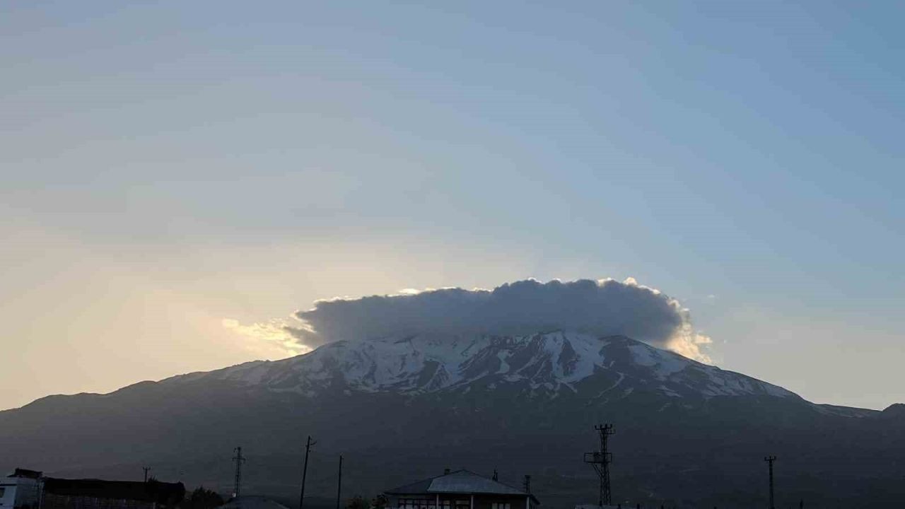 Süphan Dağı’nın zirvesindeki bulutlar görenleri hayran bıraktı