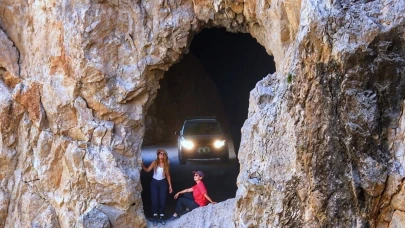 Taş Yolunda tır sıkıştı, yol geçici süreyle ulaşıma kapatıldı