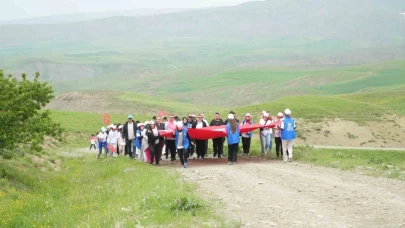 Muş’ta gençler Türk bayrağıyla doğada buluştu