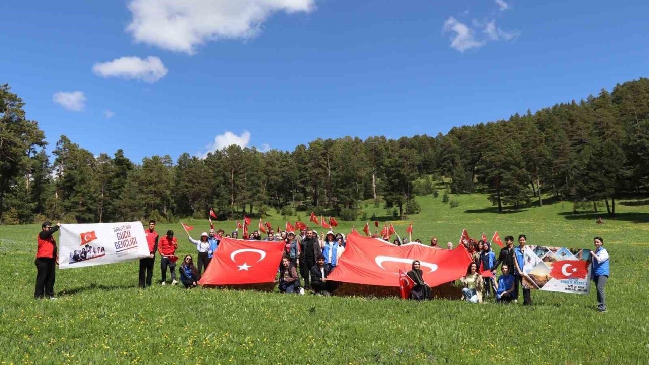 Erzurum’da gençler 19 Mayıs için yürüdü
