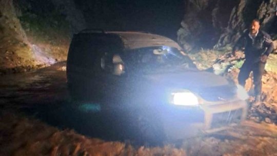 Pancar toplamaya giden vatandaşlar su seviyesi yükselince mahsur kaldı