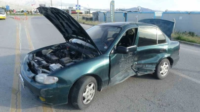Kazaya karıştı, aracını bırakıp kaçtı