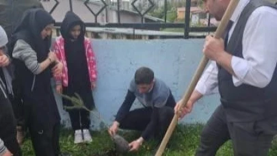 Öğrenciler fidan dikti