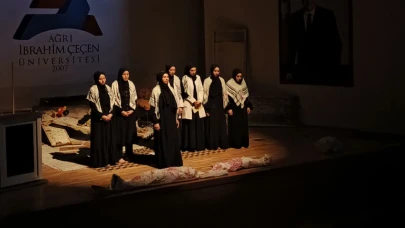“Gazze’nin Kadınları” Tiyatro Oyunu Ağrı’da Duygusal Anlara Sahne Oldu (Videolu Haber)