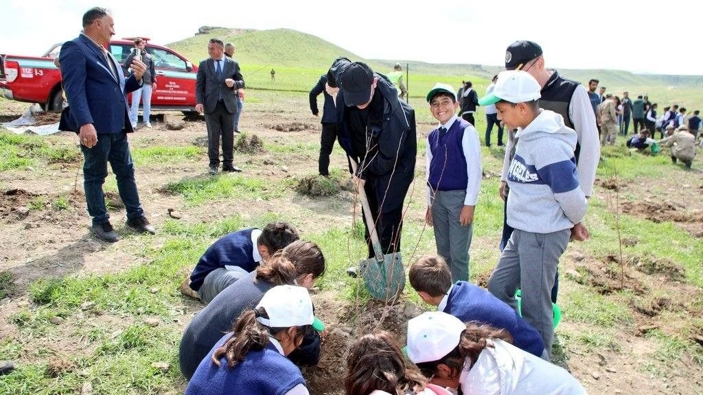 Kars’ta 400 meyve fidanı toprakla buluştu
