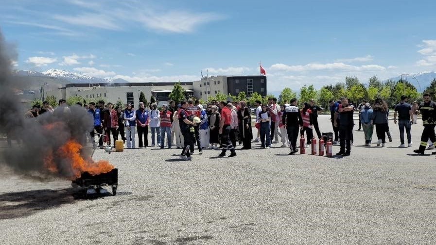 Erzincan Binali Yıldırım Üniversitesi'nde yangınlara müdahale eğitimi düzenlendi
