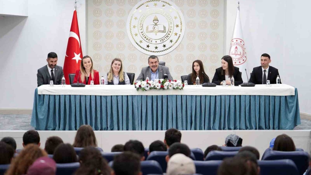 Erzurumlu öğrencilerden Ankara çıkarması: Bakan Yusuf Tekin’e ziyaret