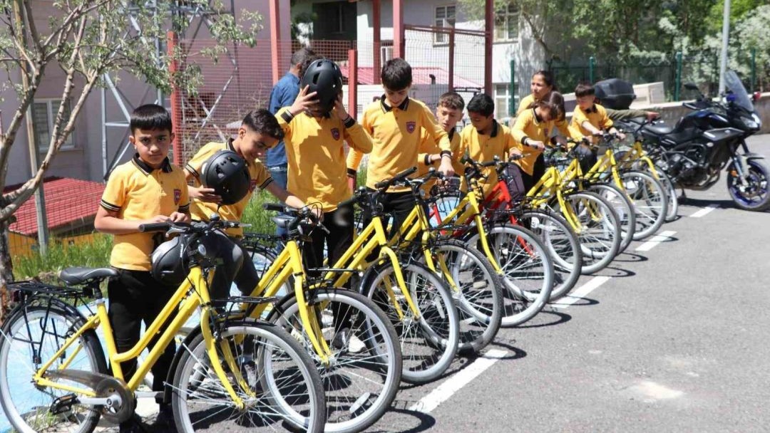 Trafikte bilinçli nesillerin yetişmesi için eğitimler devam ediyor