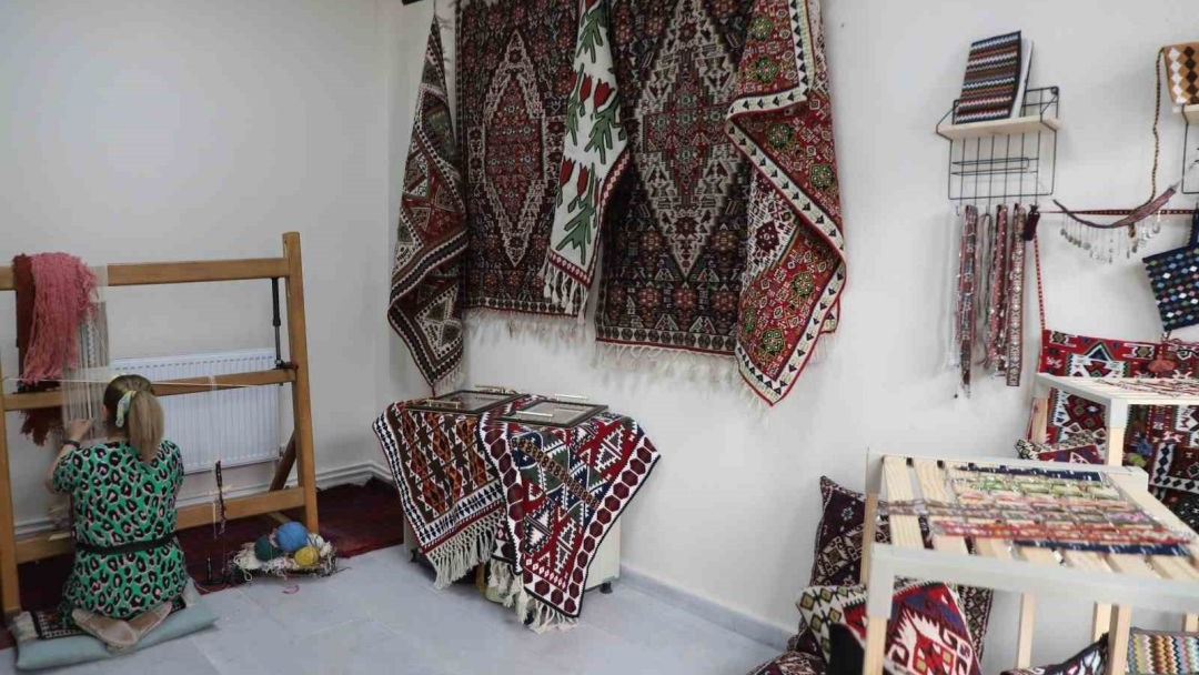Hakkarili 30 yıllık kilim ustası hikayesi