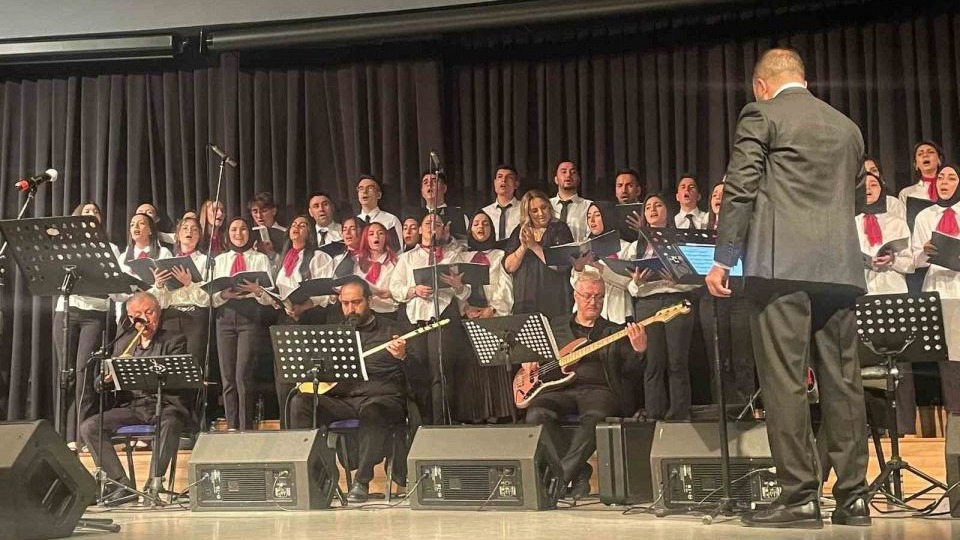 Gençler türküleriyle dinleyenleri mest ettiler