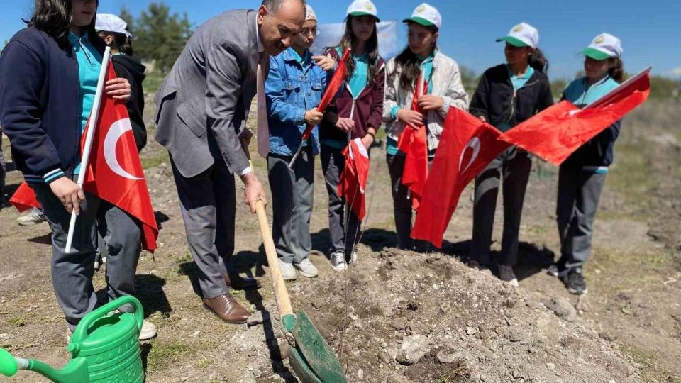 Kars'ta meyve fidanları toprakla buluştu