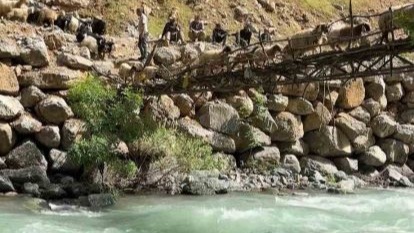Avaşin Deresi’ndeki asma köprüden geçen koyun sürüsü görenleri hayran bıraktı