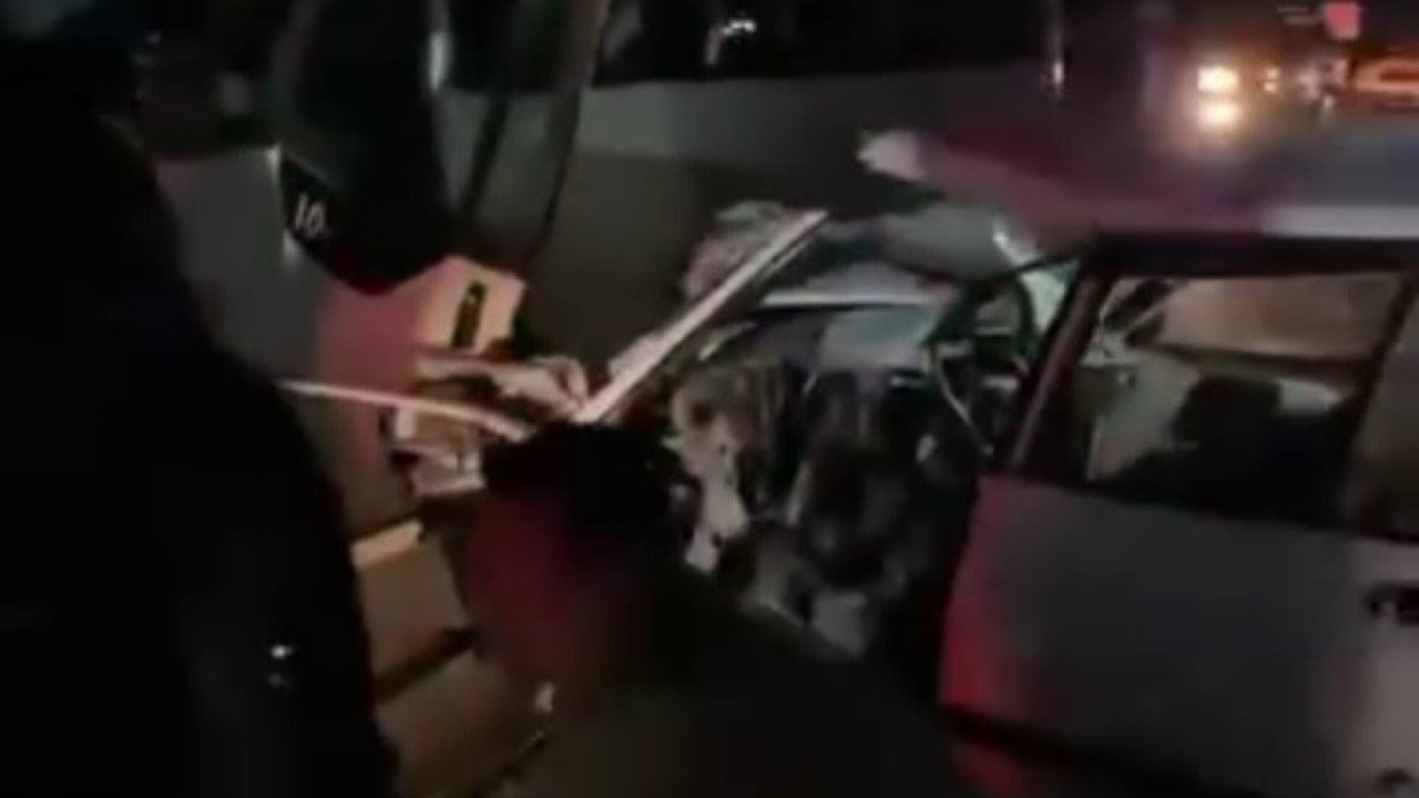 Erzurum'da midibüs ile otomobil çarpıştı: 2 yaralı