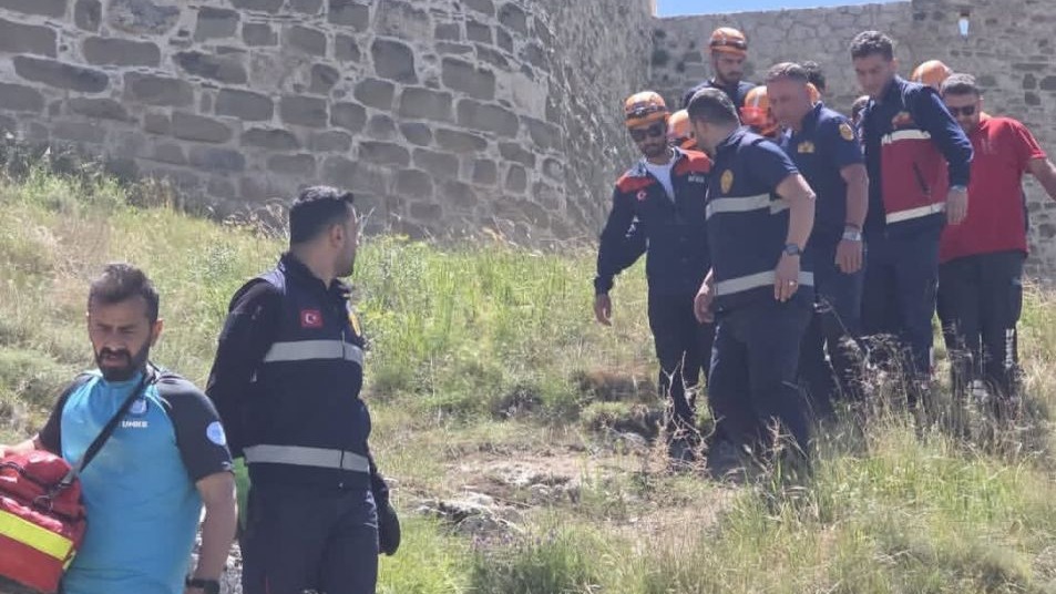 Tarihi Van Kalesi’nde kayalıklarda mahsur kalan şahıs kurtarıldı