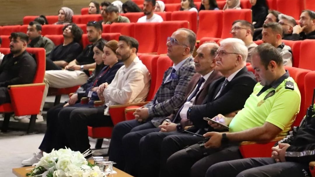 Erzincan İl Emniyet Müdürlüğü üniversite öğrencilerine trafik güvenliği eğitimi verildi